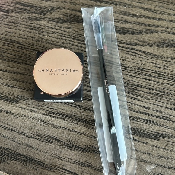 ANASTASIA BEVERLY HILLS Brow Freeze Gel & Dual-Ended Applicator - Picture 2 of 4